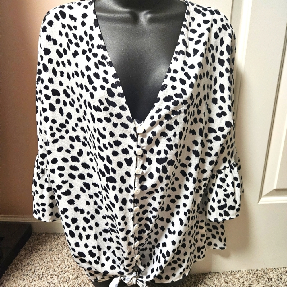 Kancystore Black and White Button-Down Women's Top